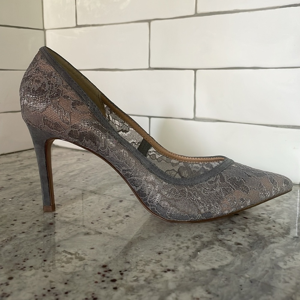 Elegant lace heels picked out especially for an evening at the gala. 🩶